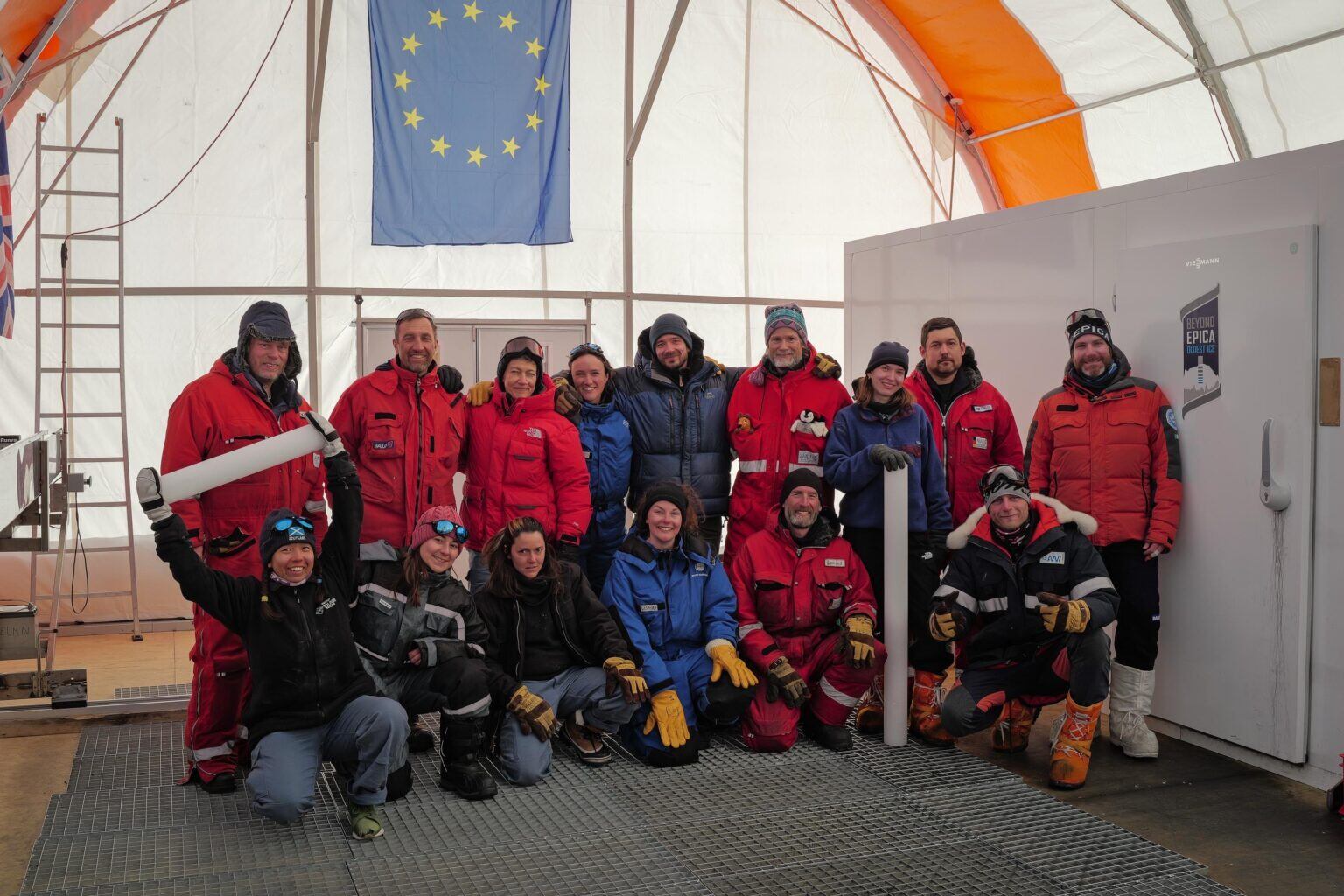 El equipo de Beyond EPICA está perforando núcleos de hielo en el campamento en Dome C, en la meseta de la Antártida Oriental (PNRA, IPEV)