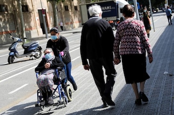 Una pareja camina mientras una