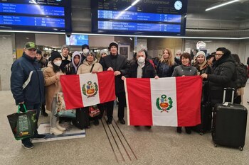 Peruanos que salieron de Ucrania llegaron a salvo a Varsovia, Polonia.