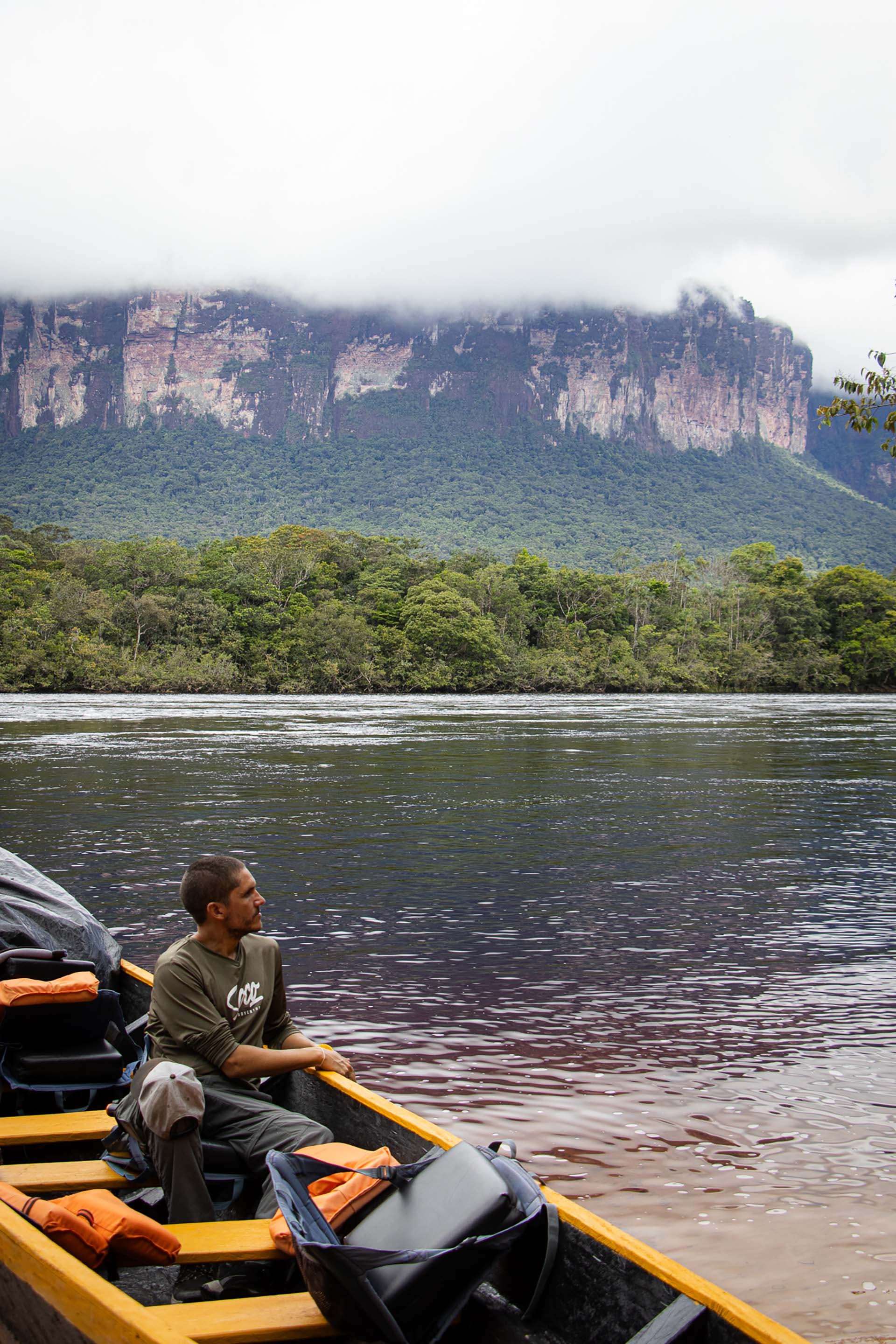 Una vez que ingresaron al Parque Nacional Canaima, los argentinos tuvieron que navegar durante cinco horas y luego hacer una hora de caminata para llegar hasta el Salto Ángel