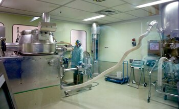 Un ténico trabaja en las