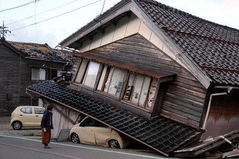 Una mujer observa una vivienda