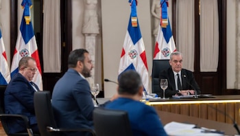 El Ministerio de Hacienda explicó que la medición de pobreza incluye ingreso laboral, remesas y otros aportes como el desayuno y el almuerzo escolar. /(Listín Diario)