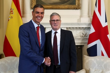El primer ministro británico Keir Starmer junto a Pedro Sánchez en Londres, el 3 de septiembre de 2025, en el marco del acercamiento entre ambos gobiernos progresistas. (Toby Melville, Pool Photo via AP)