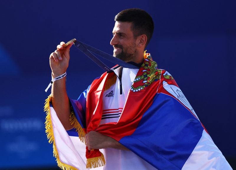 August 05, 2024. Foto de archivo del serbio Novak Djokovic con su medalla de oro en los Juegos Olímpicos de París. Crédito: REUTERS/Stephanie Lecocq