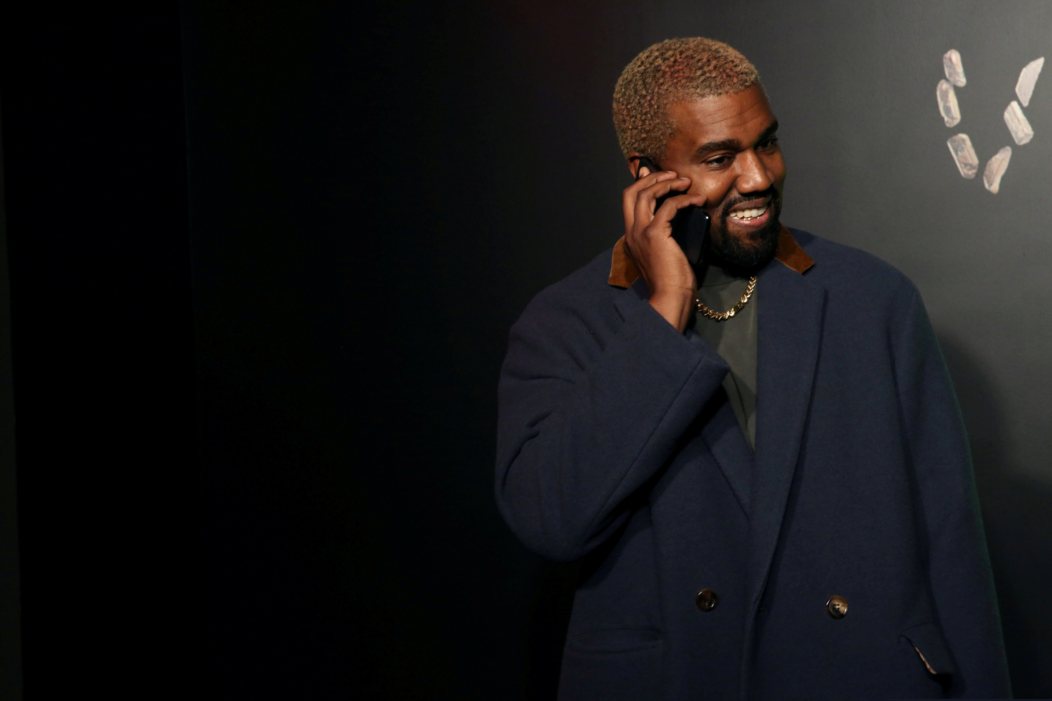 Kanye West habla por teléfono