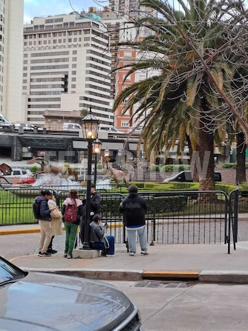 Los fans argentinos aguardaron por Rosalía en la puerta del hotel