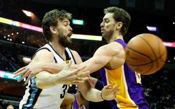 Marc Gasol de Grizzlies (i) pasa un balón ante Pau Gasol (d) de los Lakers, durante un juego de la NBA en el FedExForum de Memphis, Tennessee (EE.UU.). EFE/MIKE BROWN/Archivo