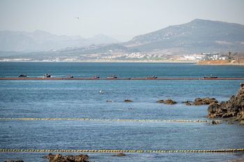 La nueva barrera flotante de contención de la frontera en Ceuta instalada tras el paso masivo de migrantes. (Marcos Moreno / Europa Press)