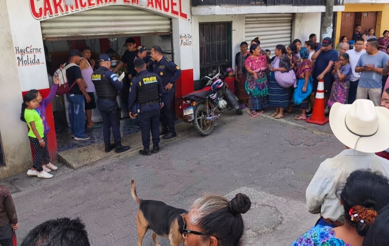 Un ataque armado dentro de una carnicería en Santiago Sacatepéquez dejó muertos al dueño y a un trabajador del local. (Redes Sociales)