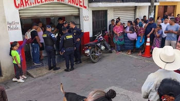 Irrumpió con un casco de motorista y baleó a dos hombres dentro de una carnicería en Guatemala