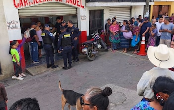 Testigos dijeron que un hombre con casco de motorista entró a la carnicería y disparó contra las víctimas sin mediar palabras.