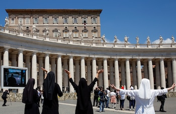 Monjas saludan al papa Francisco, quien se asomó a la plaza San Pedro desde el balcón apostólico (Reuters)
