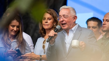 Uribe avisa a De la Espriella de que su partido se defenderá "como abejas" si "el tigre ruge"