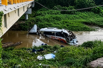 La caída del bus de la agrupación musical en el puente sobre el río Ariguaní dejó un saldo de cuatro muertos y 22 personas lesionadas - crédito Colprensa