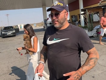 12/08/2026 Kiko Rivera sorprende por la normalidad con la que vuelve a caminar en su reaparición tras su ictus.
Después de días de preocupación por su estado de salud, Kiko Rivera ha reaparecido mostrando una imagen mucho más esperanzadora. El DJ, que a finales de julio tuvo que ser ingresado tras sufrir un nuevo ictus, ha sido fotografiado durante una escapada junto a Lola García, dejando una de las imágenes más tranquilizadoras desde que abandonó el hospital: camina con total normalidad y sin aparentes secuelas visibles del episodio que él mismo describió como más fuerte que el anterior.
EUROPA ESPAÑA SOCIEDAD