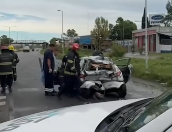 Accidente fatal en la Ruta 9: un camión embistió a un auto en Campana y hay una mujer fallecida - Image 1