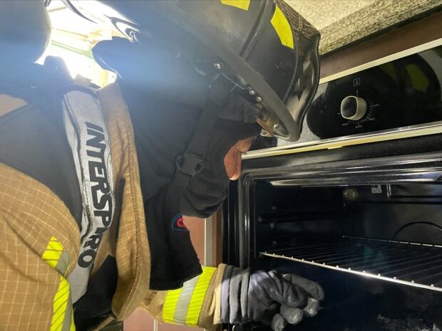 Ante una fuga de gas, aléjese al menos 50 metros, evite generar chispas y comuníquese de inmediato con la Línea Única de Emergencias 123 o con la empresa prestadora del servicio - crédito Alcaldía de Bogotá
