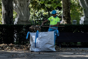 Una persona trabaja al aire libre, a 4 de julio de 2025, en Madrid