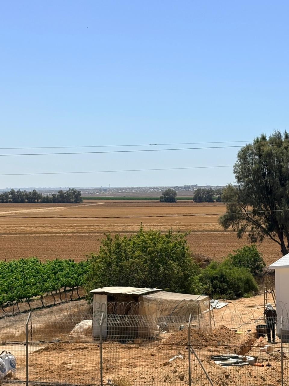 A lo lejos, desde el techo de un tanque del kibutz Nir Oz, en el sur de Israel, puede verse la Franja de Gaza. Desde allí llegaron los terroristas de Hamas el 7 de octubre de 2023 para masacrar a la comunidad. (Infobae)