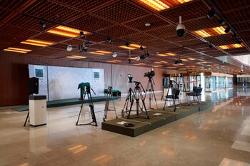 Las cámaras se mantienen erguidas,