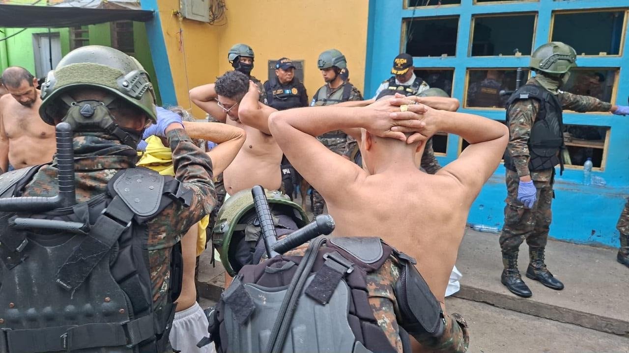 Trasladan a 56 presos de alta peligrosidad desde una cárcel de Guatemala para desarticular estructuras criminales