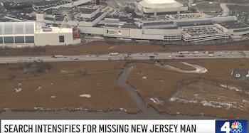 Vista aérea del American Dream Mall, una autopista con vehículos y extensos humedales marrones con un río serpenteante en un día nublado
