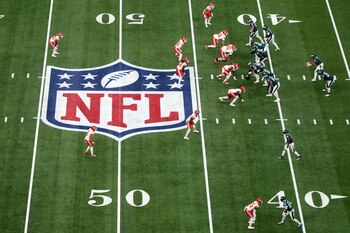 La prohibición busca evitar que las sales aromáticas oculten síntomas de conmociones cerebrales y otros riesgos neurológicos (Kirby Lee-Imagn Images/Reuters)