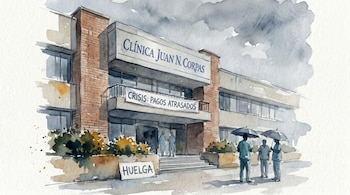 Pintura en acuarela de la Clínica Juan N. Corpas, con letreros de "Crisis: Pagos Atrasados" y "Huelga". Se ven personas, una con paraguas, frente al edificio bajo un cielo gris.