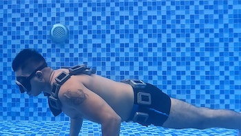 Quién es el maestro de yoga que hizo 86 flexiones bajo el agua y entró al Guinness World Records