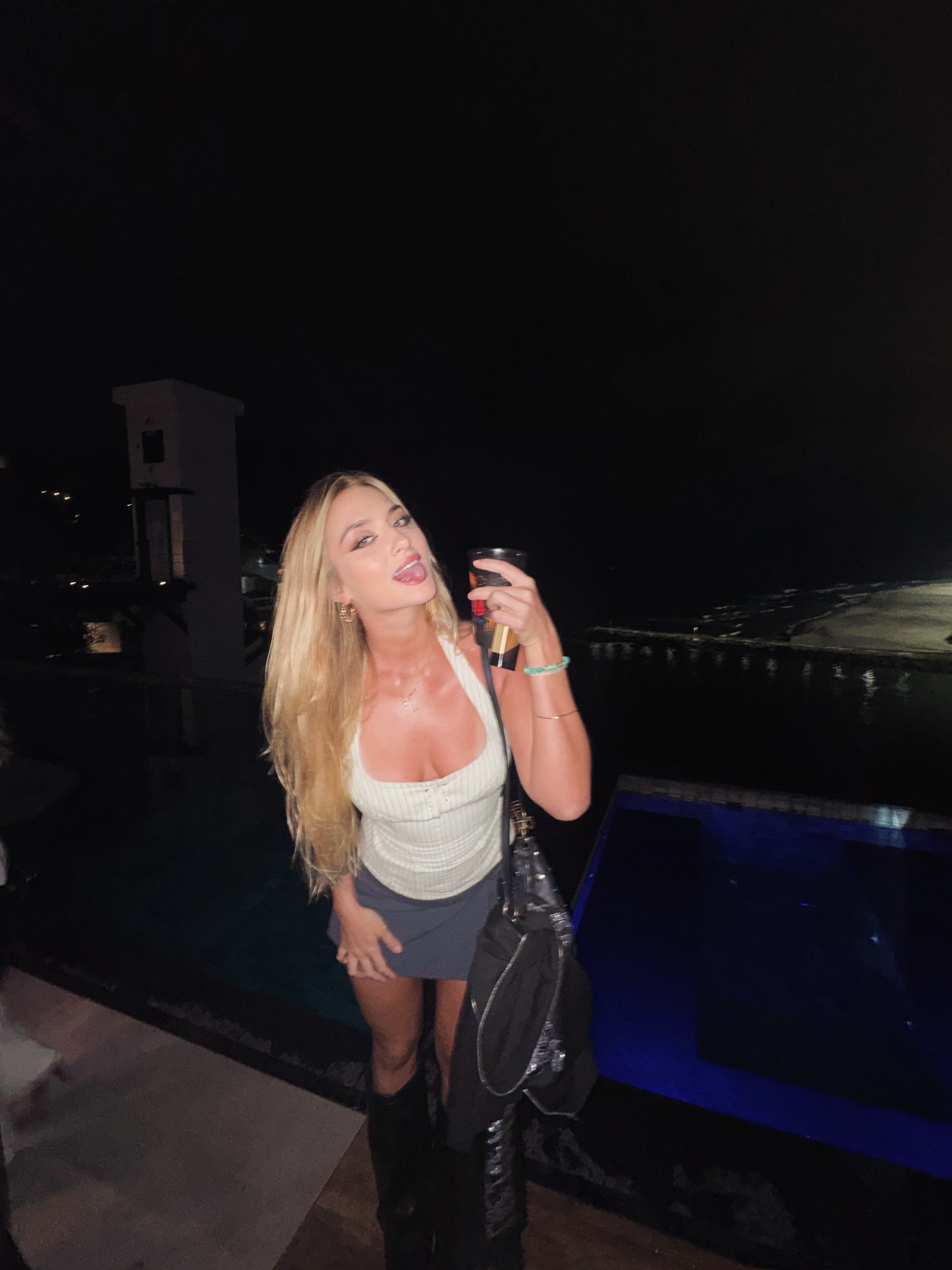 La mujer luce su esbelta figura con diferentes publicaciones en sus cuentas oficiales (Créditos: @juliadxn_/Instagram)