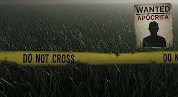 Un campo de pasto alto y verde oscuro con una cinta amarilla de 'DO NOT CROSS' en primer plano, y una ficha de 'WANTED' con 'APÓCRIFA' y una silueta negra a la derecha.