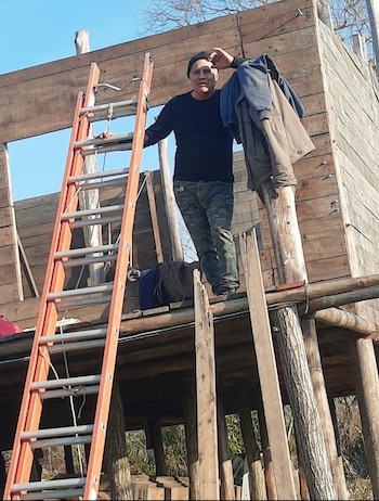 Luis Valor durante la construcción