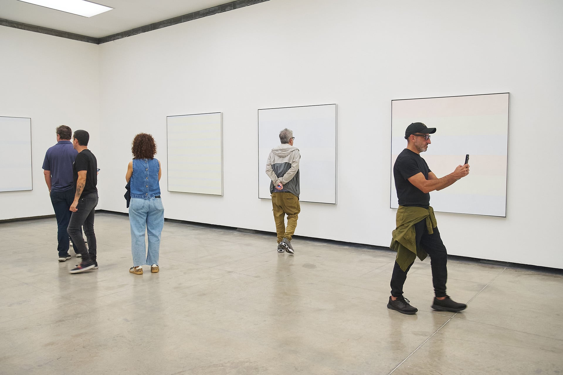La expo abre con ocho pinturas la serie
