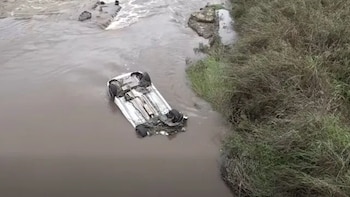 Un conductor sobrevivió 24 horas luego de caer con su auto en un arroyo de Santa Fe: cómo fue el rescate