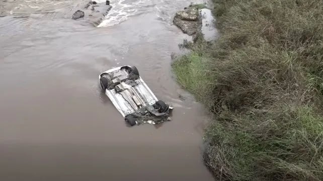 El Chevrolet Cruze de Agustín Mancini quedó volcado bajo el puente de la ruta 178, con las ruedas y la parte inferior visibles desde la calzada
