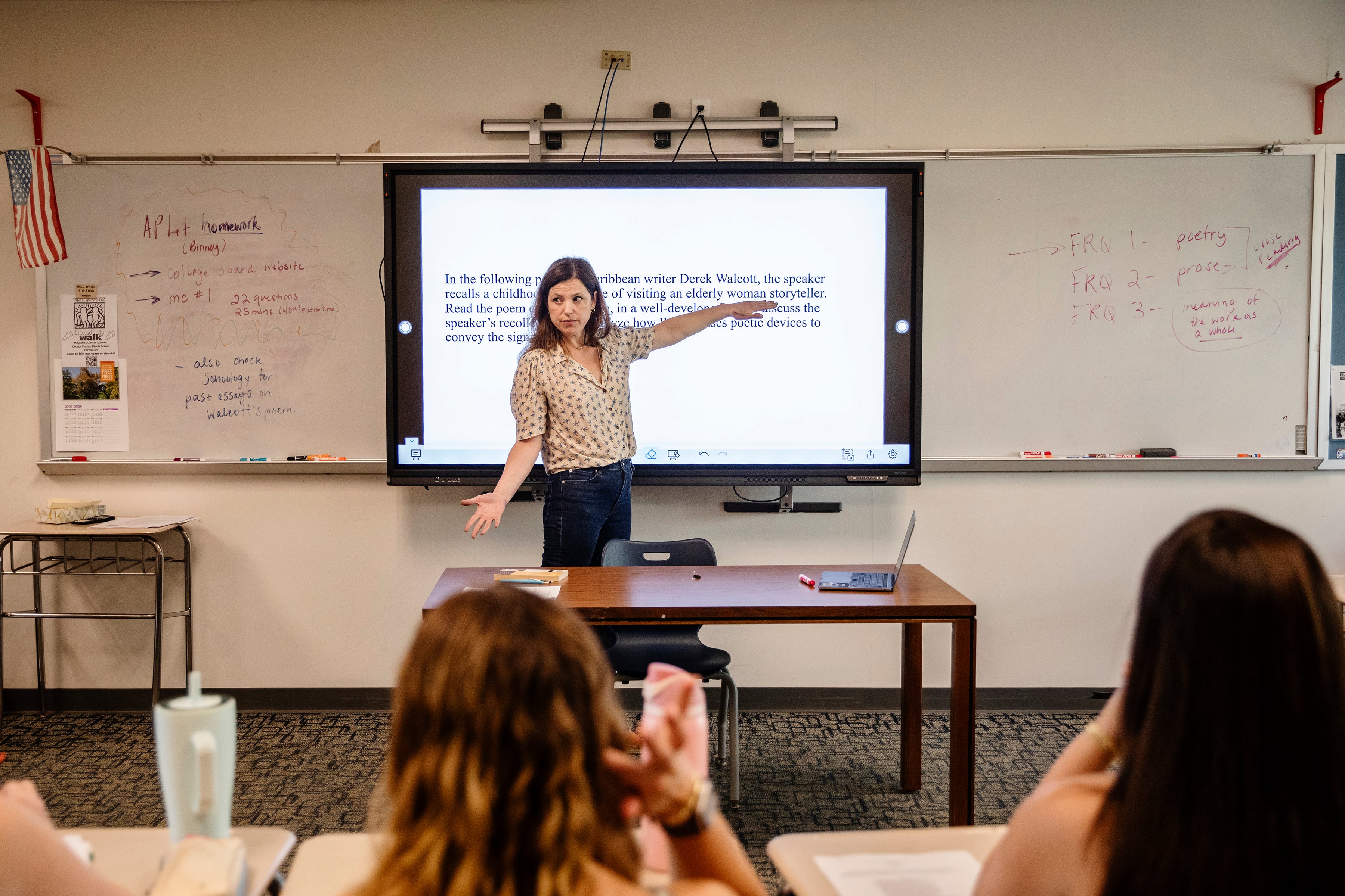 Jessica Binney, profesora de inglés de nivel secundario, les asigna a sus alumnos de literatura avanzada ensayos para escribir en clase, en la John Jay High School, en Cross River, Nueva York, en abril pasado. Docentes de secundaria y universidad supervisan la escritura en el aula para evitar el uso de inteligencia artificial (Lauren Lancaster/The New York Times)