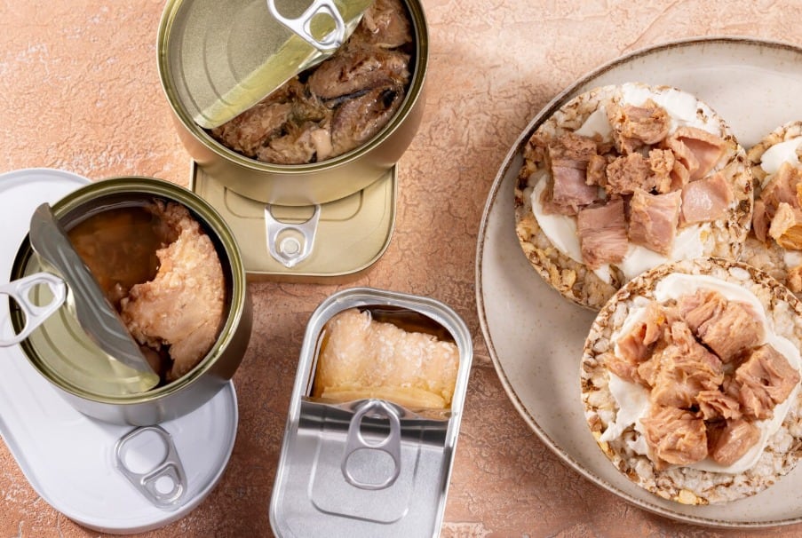 El salmón enlatado aporta 1 gramo de omega-3 por porción y ayuda a reducir triglicéridos y mejorar la función vascular (Freepik)