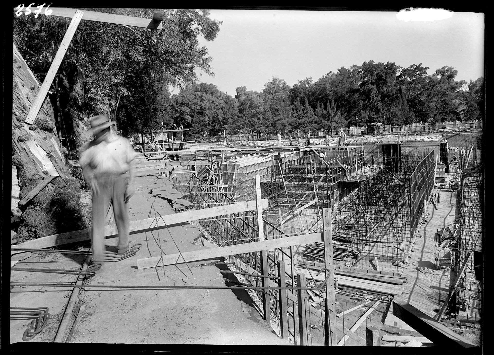 Primera fase de la obra del Sexto Panteón, 1950–51. Image © Léa Namer / Building Books