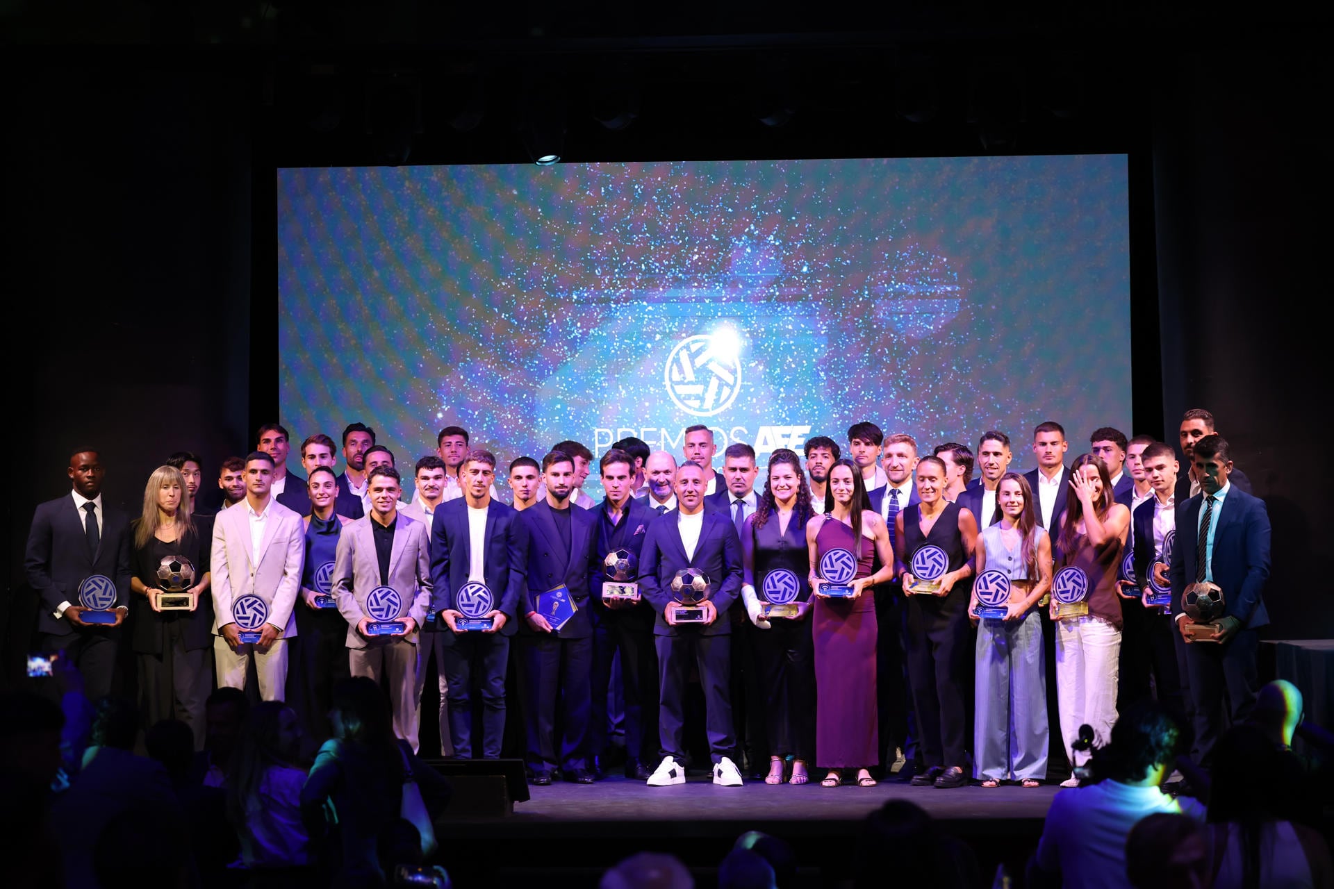 Fotografía de familia de los galardonados durante la Gala anual de entrega de los premios AFE. (EFE)