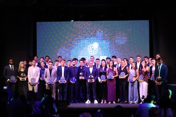 Fotografía de familia de los galardonados durante la Gala anual de entrega de los premios AFE. (EFE)