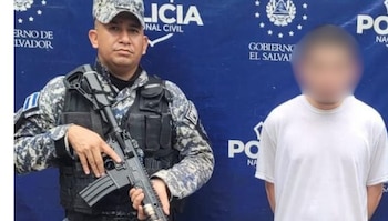 Un juzgado salvadoreño requiere a Roberto R. bajo una orden de captura vigente por los delitos de homicidio agravado y privación de libertad. (Cortesía: PNC de El Salvador)