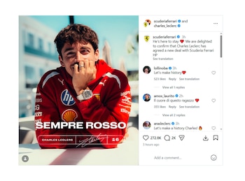 El piloto Charles Leclerc sonríe ampliamente, vestido con una chaqueta roja de Ferrari con logotipos de patrocinadores, incluyendo HP