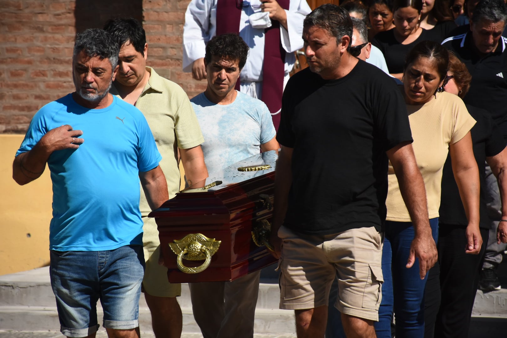 El cortejo fúnebre de Ian Cabrera fue acompañado por cientos de personas. Fotografía: Leo Galletto