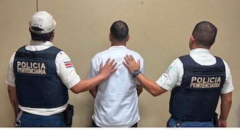 El auxiliar de enfermería fue detenido por agentes del OIJ luego de que una prueba de campo confirmara que el paquete contenía cerca de 39 gramos de marihuana. Crédito: Ministerio de Justicia