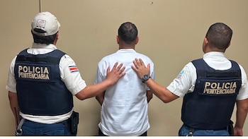Auxiliar de enfermería fue detenido por intentar entregar marihuana oculta en una bolsa de frituras a un reo en hospital de Costa Rica