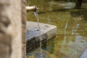 Imagen de archivo de una fuente de agua. (Magnific)