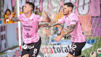 Hernán Da Campo, a golpe de festejo mientras es secundado por Pablo Erustes. - Crédito: Liga 1