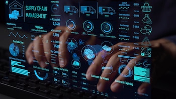 La posibilidad de integrar información de múltiples fuentes permite anticipar disrupciones, optimizar rutas y ajustar operaciones con mayor rapidez, consolidando un modelo de gestión basada en datos como estándar en la nueva economía (Imagen: Shutterstock)