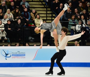Los deportistas de patinaje artístico